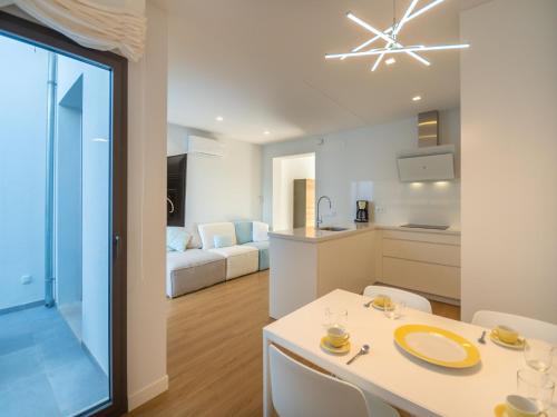 Postel nebo postele na pokoji v ubytování Stylish terraced house near the sea