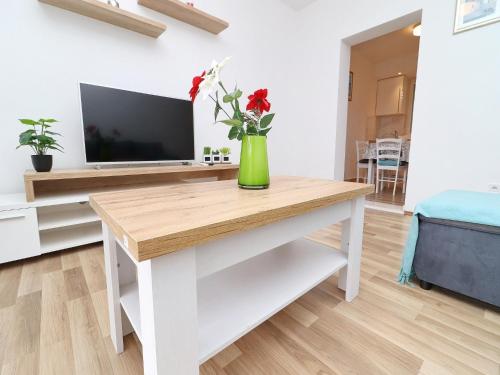 Charming Apartment Ana - One Bedroom Apartment with Terrace