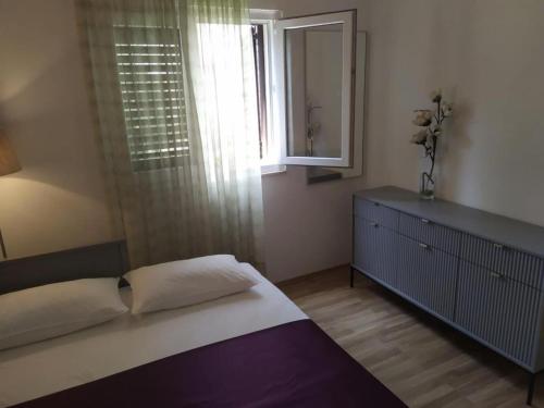Apartments Ro i - Two Bedroom Apartment with Balcony