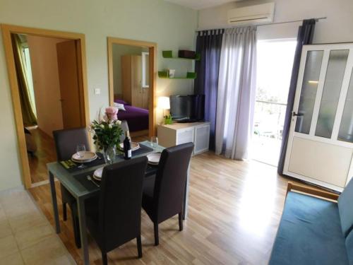 Apartments Ro i - Two Bedroom Apartment with Balcony