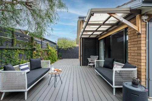 Un balcón o terraza en New Ocean Grove Oasis