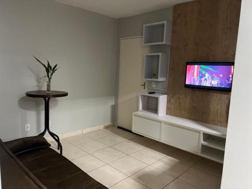 Et tv og/eller underholdning på Apartamento Completo Rio Verde