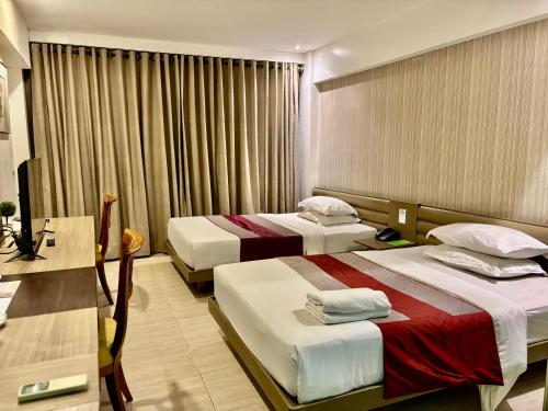 Postel nebo postele na pokoji v ubytování The E-Hotel Makati