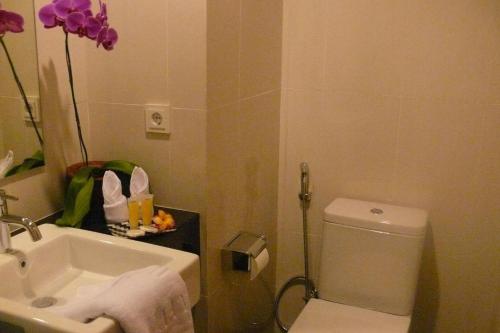 Ένα μπάνιο στο Sans Vibes Hotel Seminyak