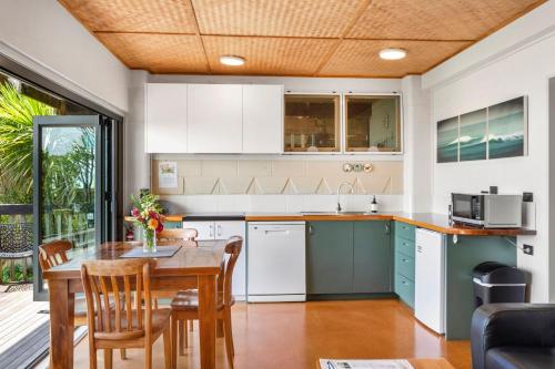 Una cocina o cocineta en G SPOT LOWER LEVEL with spa