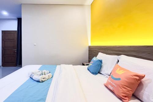 a bedroom with a bed with two pillows at Sans Stay Meizan Malioboro Yogyakarta in Ngabean