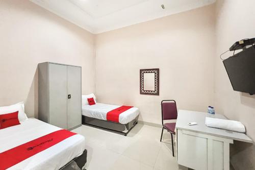 Кровать или кровати в номере RedDoorz Syariah at MJA Residence Duri