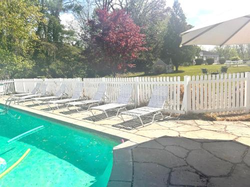 Bazén v ubytování THE VILLA Farm Sleeps 20 more nebo v jeho okolí