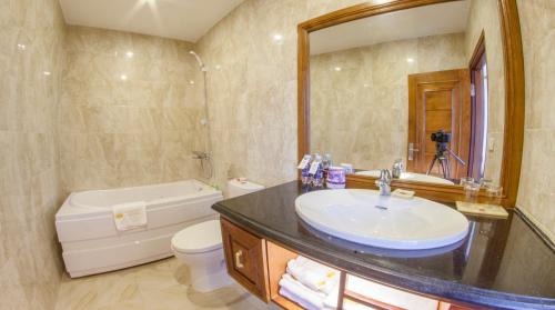 a bathroom with a sink and a tub and a toilet at Phuong Anh 2 Hotel in Hải Dương