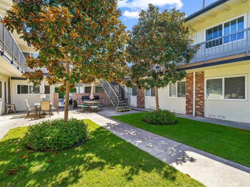 ein Haus mit einem Baum im Hof in der Unterkunft Beautiful 2 Bed Beach Condo #104 in Carpinteria