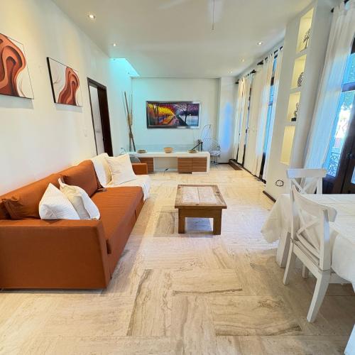 una sala de estar con un sofá y una mesa en Casa De Mabel, en Santo Domingo
