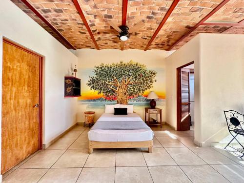 une chambre avec un lit et un tableau au mur dans l'établissement Spacious Studio Suite with Outdoor Pool, à Ajijic