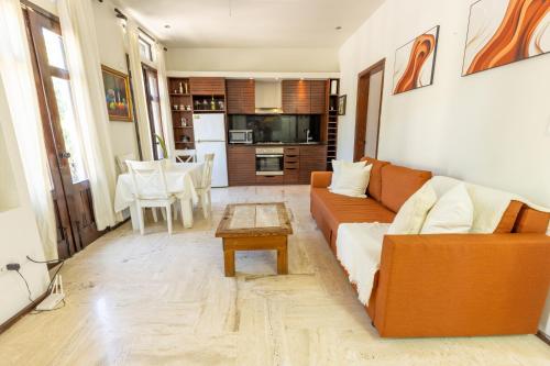 una sala de estar con un sofá y una mesa en Casa De Mabel, en Santo Domingo