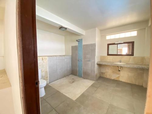 Ένα μπάνιο στο Villa DeBagus villa 2Br-4BR Nusa Lembongan