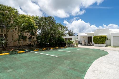 an empty parking lot in front of a building at Anniversario in Onna
