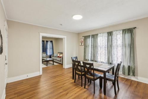 Φωτογραφία από το άλμπουμ του Cozy Upper Flat Minutes from Niagara Falls apts σε Καταρράκτες του Νιαγάρα