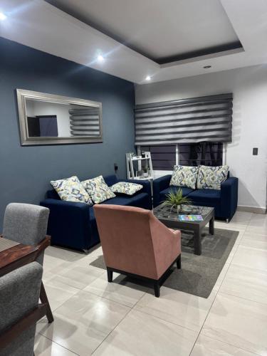 a living room with a blue couch and a fireplace at Casa sonora in Cedro