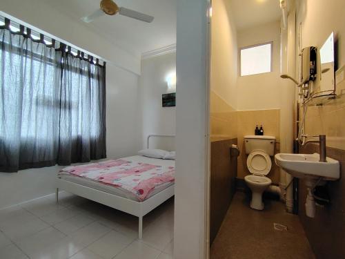 ein Badezimmer mit einem Bett, einem Waschbecken und einer Toilette in der Unterkunft Penang Tg Bungah Permai Ria Apartment in Tanjung Bungah