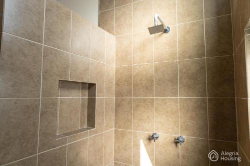 eine Dusche mit Duschkopf in einem Badezimmer in der Unterkunft T - Apartamento Privado - Alegría Housing in Aguascalientes