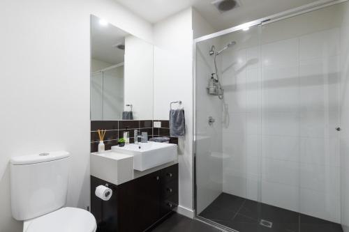 ジーロングにある7th Floor Apartmentのトイレ、洗面台、シャワー付きのバスルーム