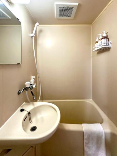 a bathroom with a sink and a bath tub at LoveAsakusa Stay 6 Iriya Station Ueno Station 2ー6人 エレベーター WIFI 浅草 新宿 渋谷 銀座 築地 浅草 原宿近い in Tokyo