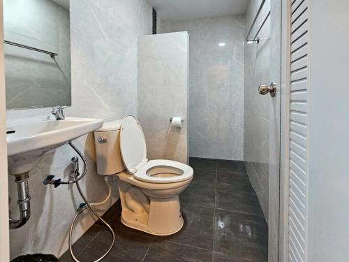 a bathroom with a toilet and a sink at Top Place in Ban Pang Kae