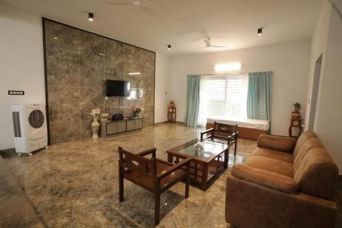 Μια τηλεόραση ή/και κέντρο ψυχαγωγίας στο Miami - Private Jaccuzzi Villa in Bangalore