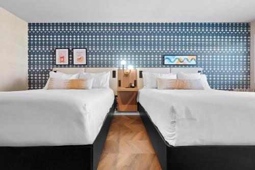 two beds sitting next to each other in a room at Star Motel in San Francisco