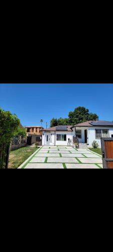a view of a large courtyard with a building at Casa One in Winnetka