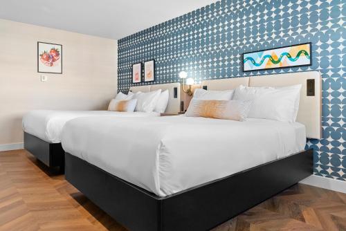 a hotel room with two beds with white sheets at Star Motel in San Francisco