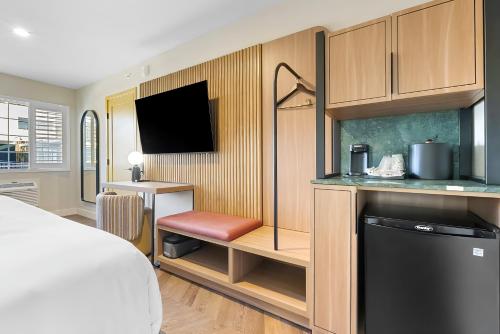 a room with a bed and a kitchen with a desk at Star Motel in San Francisco