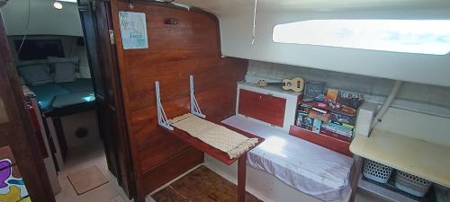 a small room with a bench and a bed in an rv at Sv Lukas in Bocas del Toro