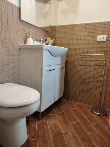 a bathroom with a toilet and a sink at Vistuta di Vua in San Giovanni Gemini