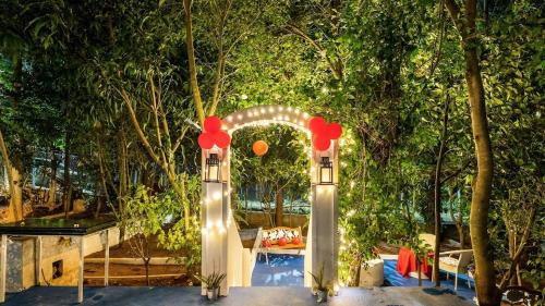 Taman di luar Meadows - 4BHK Private pool Villa, Bangalore