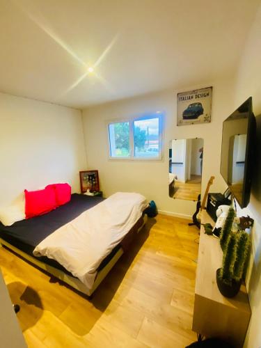 une chambre avec un lit et une télévision dans l'établissement Villa exceptionnelle à Bayonne avec piscine et parking privée, à Bayonne