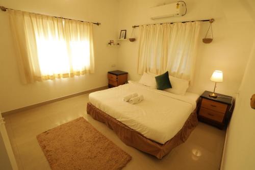 Katil atau katil-katil dalam bilik di Meadows - 4BHK Private pool Villa, Bangalore