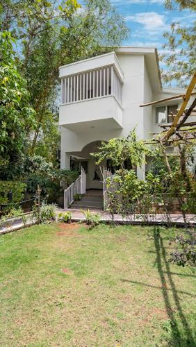 Taman di luar Meadows - 4BHK Private pool Villa, Bangalore