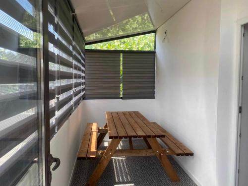 - une table de pique-nique dans une pièce avec fenêtre dans l'établissement Nid Douillet, à Uzer