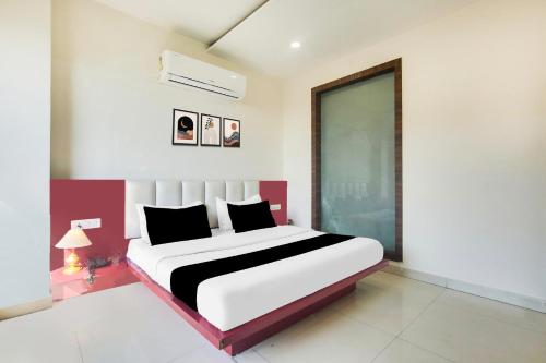 a bedroom with a large white and red bed at Super Collection O Amritsar Near Railway Station in Amritsar