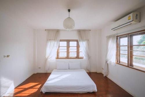 Postel nebo postele na pokoji v ubytování DoubleTree House