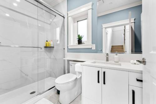 un bagno con wc, doccia e lavandino di Modern Private 3BR House a Vancouver