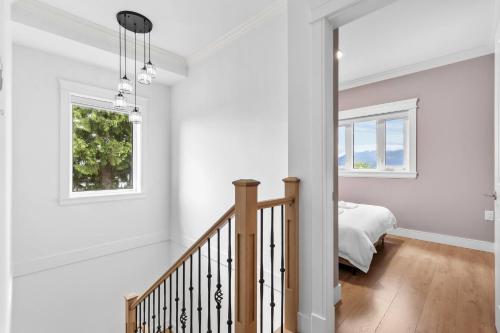 Camera bianca con scala e letto di Modern Private 3BR House a Vancouver