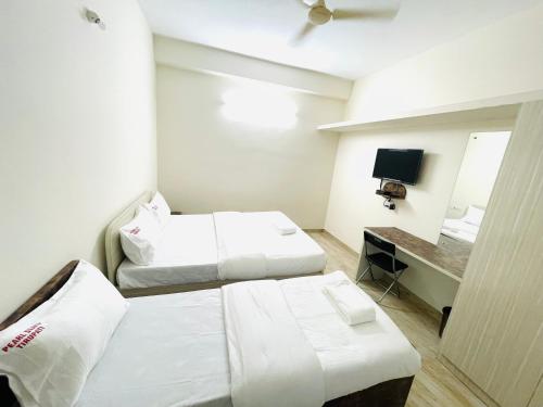 Cama o camas de una habitación en Pearl Stays, Tirupati - Very convenient for the people coming from Bangalore and Chennai - You can skip city traffic while reaching any temple in Tirupati - Covered Parking - 24hrs Front Desk and Hot Water - Free WiFi - Flexible Checkin-in Check-out times