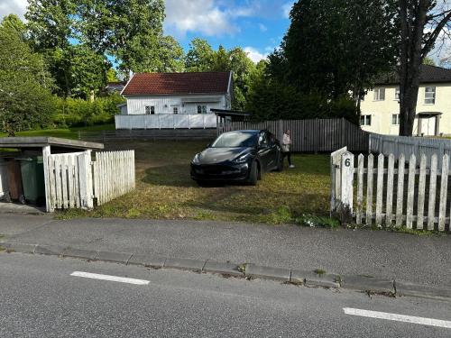 a car parked in a yard next to a fence at Sörbyvägen 6 in Floby
