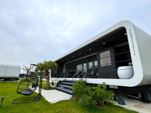 a house that is sitting on the grass at HARIO Beach Walk in Sakihario