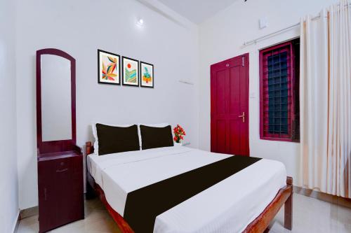 Postel nebo postele na pokoji v ubytování Collection O Kunchithanny Road Munnar Formerly Indeevaram Resort