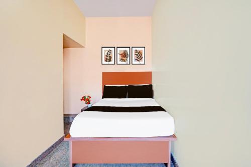 a bedroom with a bed in a room at Super Hotel O Yeshwanthpur Formerly Stay Comforts in Bengaluru