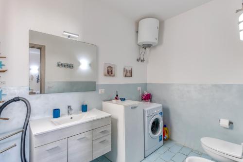 a bathroom with a washer and dryer in it at Villetta Alma Maldive Del Salento in Marina di Pescoluse