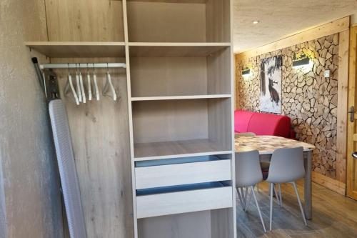 Cette chambre comprend un placard avec une table et des chaises. dans l'établissement Estatico 1 - T2 duplex apartment sleeps 4, à Névache