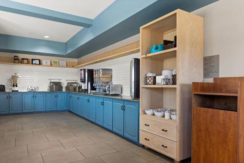 海恩斯维尔江山旅馆套房酒店 - 海恩斯维尔的一间设有蓝色橱柜和蓝色柜台的大厨房